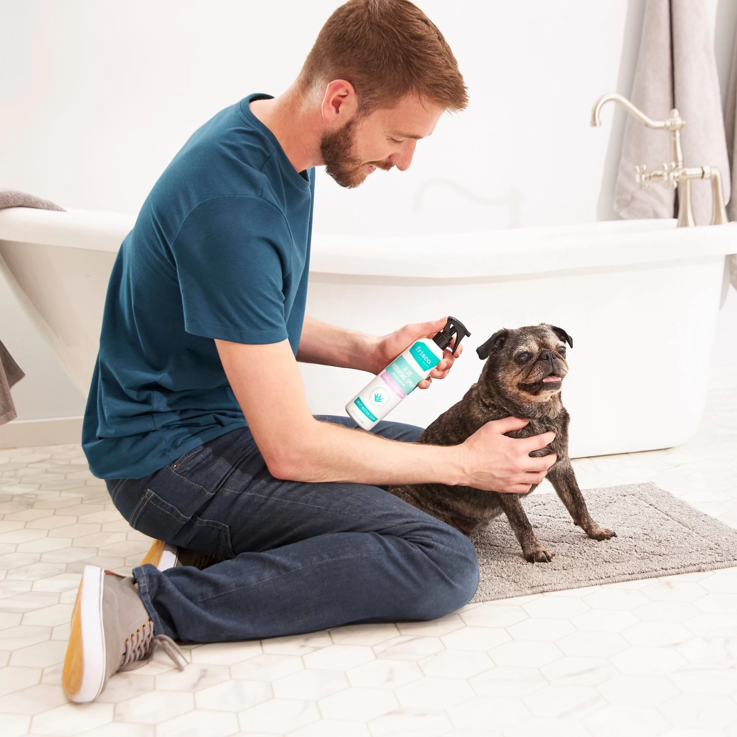 Frisco Aloe Hydrating Dog & Cat Spray, Sweet Nectar Scent 3 Frisco Aloe Hydrating Dog & Cat Spray, Sweet Nectar Scent - Image 3